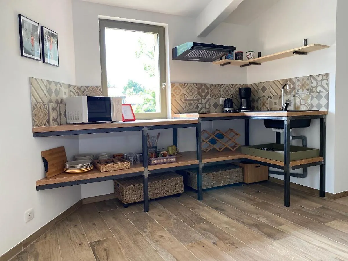 Bed and Breakfast Les Cheneslierres Lourmarin 0*,  Francia
